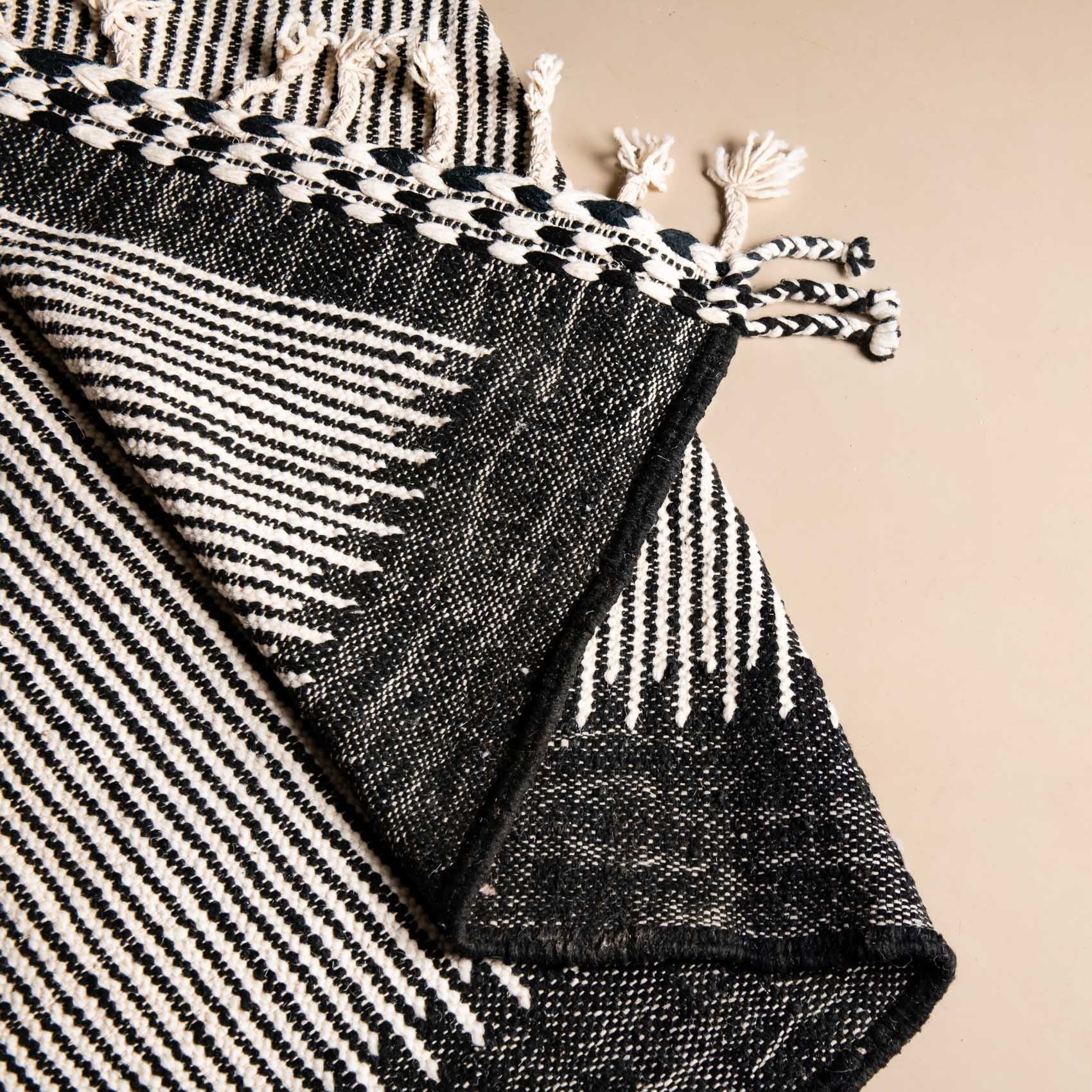 Ouna - taznakht kilim rug