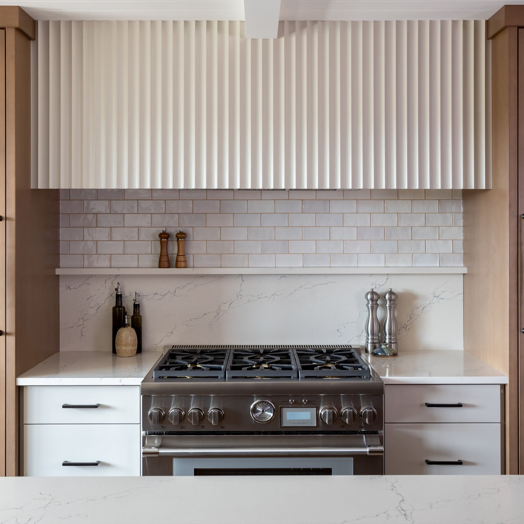 wide-fluted-wall-panels-above-stove-kitchen-range.jpg